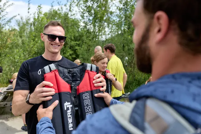 Mit wenig Equipment ins Boot: Mehr als Schwimmweste und Raftingschuhe braucht es nicht für den Trip auf dem Inn. Das Material wird den Gästen zur Verfügung gestellt. | Foto: AREA 47