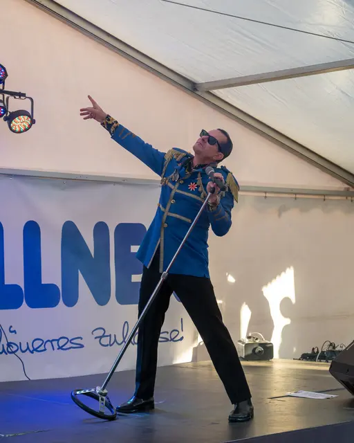 Mitreißende Falco-Shov von Michael Patrick Simoner | Foto: Farbe & Wohnen Müllner