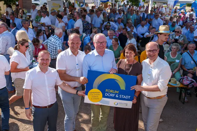 Geschäftsführer der Dorf &amp; Stadterneuerung Johannes Wischenbart, Bgm Otto Auer, Obfrau Maria Forstner, LH-Stv. Stephan Pernkopf und Präs. Johannes Pressl. | Foto: Josef Bollwein