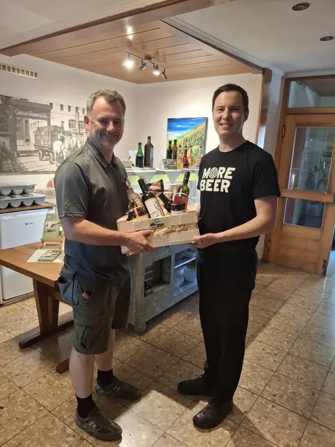 Für Michael Rössl gab es einige Geschenke zum 66er des Gasthofs. | Foto: Rössl