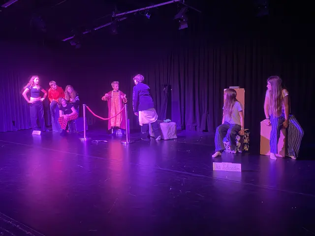Die Schülerinnen und Schüler bei der Aufführung im Theaterzentrum