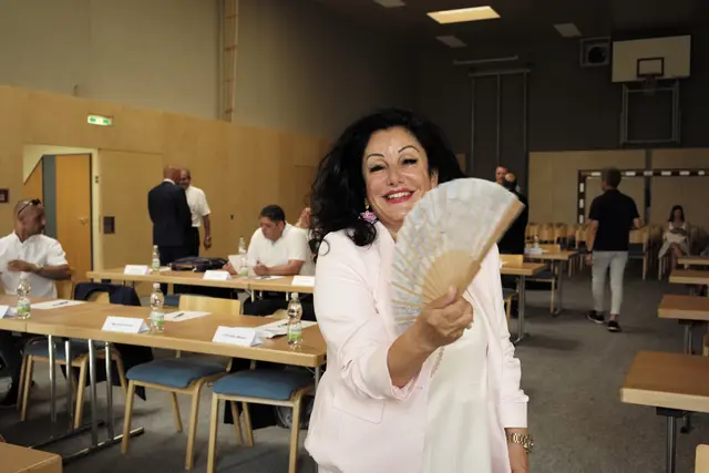 Asita Aschraf-Yazdi (ÖVP) mit Fächer und Blazer (zumindest fürs Bild). | Foto: Santrucek