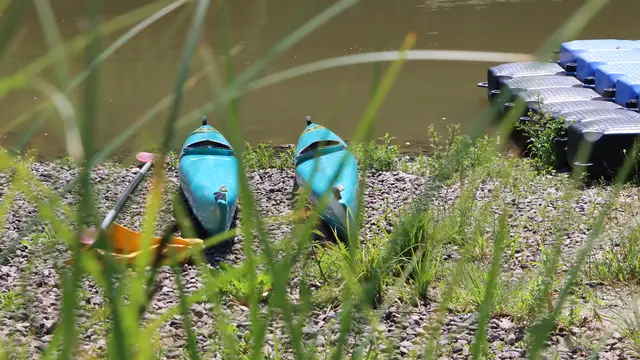 2 Skijaks und ein Paddel liegen am Ufer