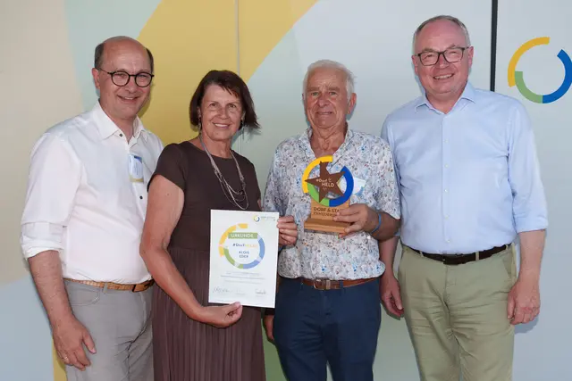 Woellersdorf-Steinabrueckl: Präs. Johannes Pressl, Obfrau Maria Forstner, Dorfheld Alois Eder, LH-Stv. Stephan Pernkopf | Foto: Josef Bollwein