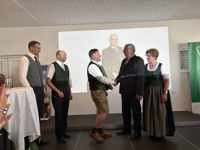 Markus Prettenthaler gratulierte seinem Vorgänger Johann Schmid und dessen Gattin. | Foto: MeinBezirk/Harald Almer