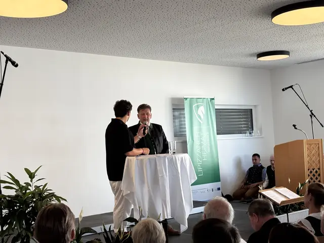 Moderator Mario Fellner interviewte Markus Prettenthaler. | Foto: MeinBezirk/Harald Almer