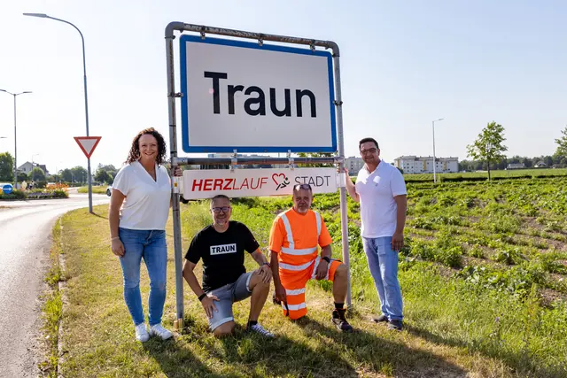 Michaela Altendorfer mit Andreas Protil, Rene Granzin vom Wirtschaftshof Traun und Bürgermeister Karl-Heinz Koll.  | Foto: Stadt Traun