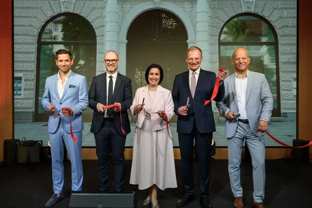 Manuel Molnar (Vorstandsdirektor Sparkasse OÖ), Bürgermeister Dietmar Prammer, Stefanie Christina Huber (Generaldirektorin Sparkasse OÖ), Landeshauptmann Thomas Stelzer, Martin Punzenberger (Vorstandsdirektor Sparkasse OÖ) | Foto: Sparkasse OÖ/W. Kerschbaummayr