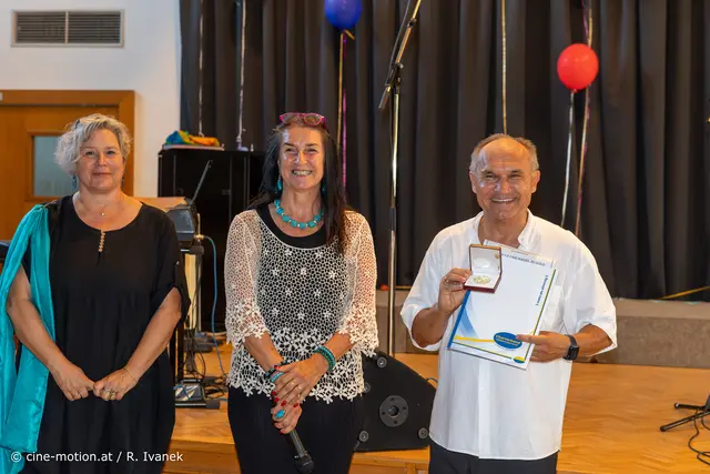 Auch Obmann Wolfgang Szuchar erhält die Medaille Gold - CHNÖ (Chorverband Niederösterreich) für 35 Jahre singen. | Foto: cine-motion.at / R. Ivanek