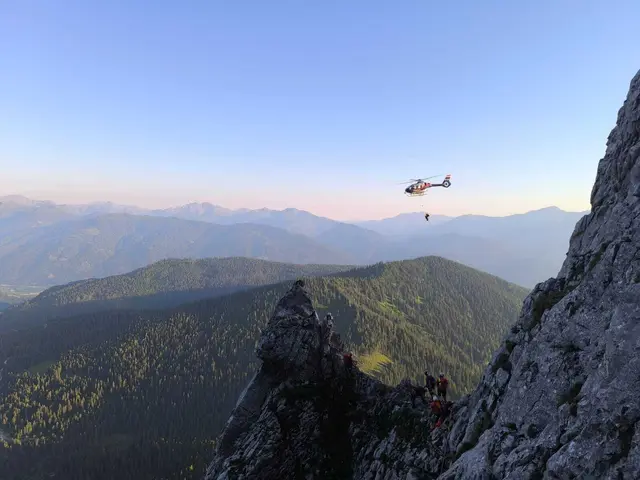 Herausfordernder Rettungseinsatz: Ein Polizeihubschrauber brachte fünf Bergretter und einen Alpinpolizisten samt notwendiger Seil- und Rettungstechnik in die unmittelbare Nähe des Ereignisses.  | Foto: Bergrettung Steiermark