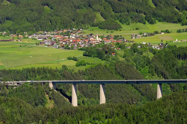 Auf der Brennerautobahn bei Patsch geriet Montagfrüh ein Pkw in Brand. | Foto: smarterpix/Kassandra2