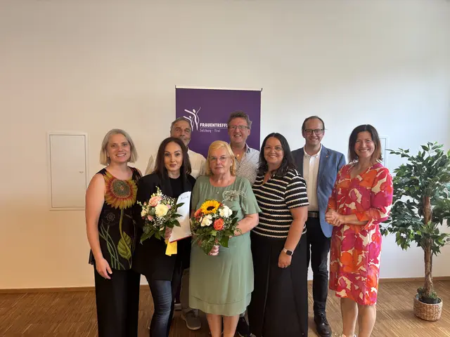 Übergabe beim Frauentreff. Im Bild – vordere Reihe: Sabine Liesner, Regionalbegleiterin Frauentreffs Tiroler Teil, Neval Akyüz, neue Frauentreff-Leiterin, Maria El Shamaa, ehem. Frauentreff-Leiterin, Sandra Madreiter-Kreuzer, Bürgermeisterin Angath, Mona Mraz, Pastoralassistentin Angath-Angerberg-Mariastein
Hintere Reihe: Gerhard Weichselbraun, Vizebürgermeister Mariastein, Walter Osl, Bürgermeister Angerberg und Direktor Andreas G. Weiß (v.l.).  | Foto: Katholisches Bildungswerk Salzburg