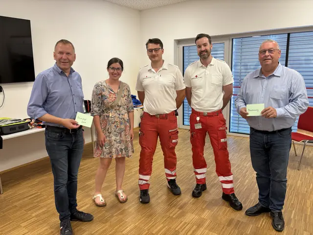 Bürgermeister Stefan Lang , Vizebürgermeisterin Claudia Schnabl sowie den Hardegger Bürgermeister Fritz Schechtner mit den Notfallsanitätern Florian Reithofer und Alexander Konicek. | Foto: Alexandra Goll