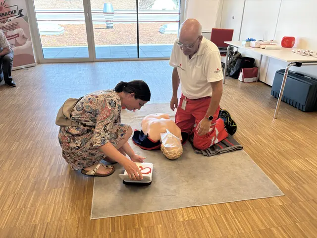 Besucher übten die Herzdruckmassage und den richtigen Einsatz eines Defibrillators. | Foto: Alexandra Goll