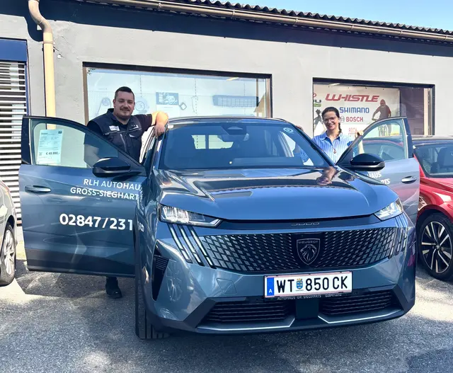 Standort- und Werkstättenleiter Kevin Schiessler mit MeinBezirk-Teamleiterin Kerstin Freisleben. | Foto: Autohaus Groß Siegharts