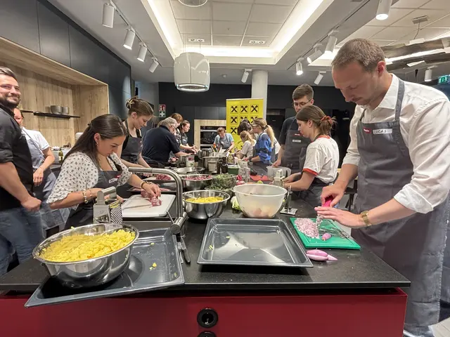 Studierende aus Salzburg kochen gemeinsam mit erfahrenen Haubenköchen in der Miele Showküche in Wals. | Foto: Sabrina Moriggl