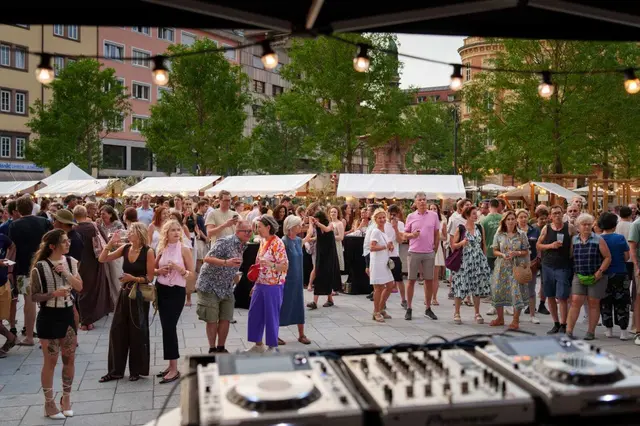 Musik und Wein sorgten für eine ausgelassene Stimmung. | Foto: IAI