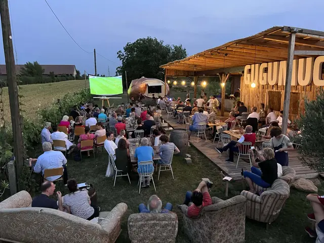 Im Gugumuck wird das Spiel Österreich gegen Spanien gezeigt. Parallel zum Fußballspiel liefern sich die hauseigenen Weinbergschnecken mit mediterranen Artgenossen ein spannendes Derby. | Foto: Gugumuck