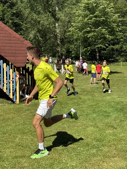 In Ratten liefen Kinder von fünf Volksschulen rund um den Albertsee für den guten Zweck.  | Foto: VS Ratten