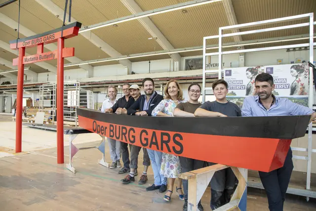 Dieter Delacher (Projektleiter), Hendrik Nagel (Werkstättenleiter), Martin Graf-Hickersberger (Tischler-Lehrling), Clemens Unterreiner, Petra Höfinger, Theresia Anna Horvath (Tischler-Lehrling), Jennifer Linke (Ausbilderin Tischlerei), Haluk Atalayman (Abteilungsleiter Theaterplastik) | Foto: Jürgen Hammerschmid