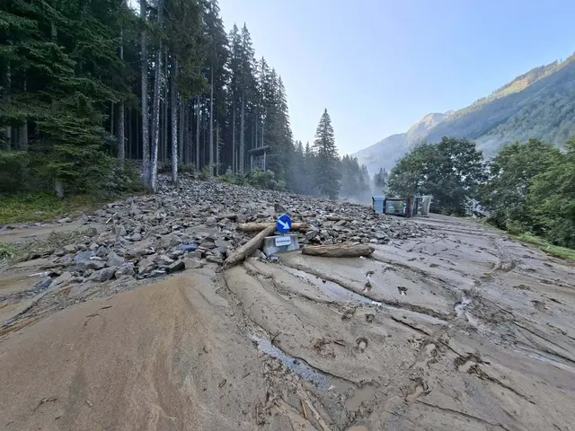 Massive Schäden: Die Untertalstraße wurde im Bereich der „Wilde Wasser“-Mautstation auf über 600 Metern vermurt. | Foto: FF Untertal-Rohrmoos