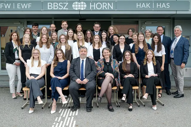 Vorsitzender Dir. Peter Hofbauer

V. HLW B:
Klassenvorstand: Agnes Wagner
Anika Dangl, Valentina Fischer (ausgezeichneter Erfolg), Jasmin Geist, Florentine Greylinger (ausgezeichneter Erfolg), Anna Hellinger, Magdalena Hirsch, Annalena Hofbauer (guter Erfolg), Iris Höllrigl (guter Erfolg), Maxima Kroll (guter Erfolg), Sahra Lüdemann, Vanessa Peschel, Anastasia Radić, Helena Schiner (ausgezeichneter Erfolg), Larissa Steinmetz, Ines Tiller (ausgezeichneter Erfolg), Julia Witzmann, Michelle Zuba | Foto: BHAK BHAS Horn