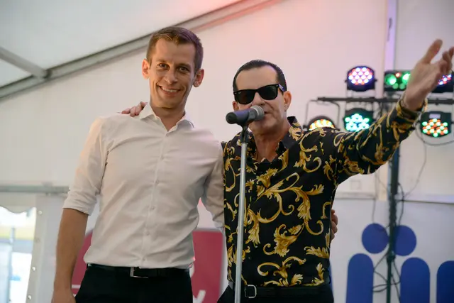 Lukas Müllner mit Falco-Interpret Michael Patrick Simoner | Foto: Farbe & Wohnen Müllner