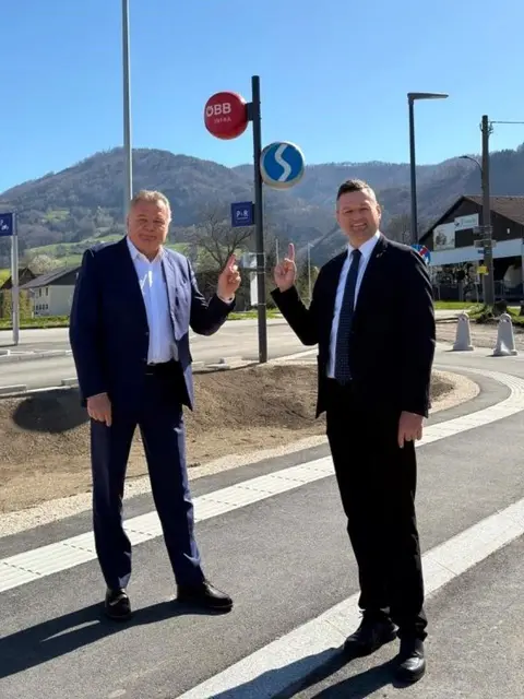 Verkehrslandesrat Günther Steinkellner und Landtagsabgeordneter Michael Gruber. | Foto: Land OÖ/Daniel Kauder
