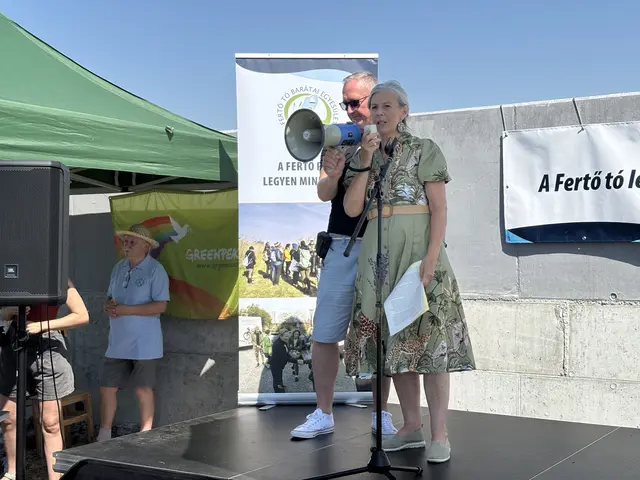 Die Forschungsbiologin Katalin Rodics bei ihrer Rede am abgesperrten Seeufer. | Foto: Dorottya Fejes/MeinBezirk