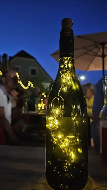 Wenn es Nacht wird in Stallhofen, dann leuchten die Flaschen. | Foto: Rössl