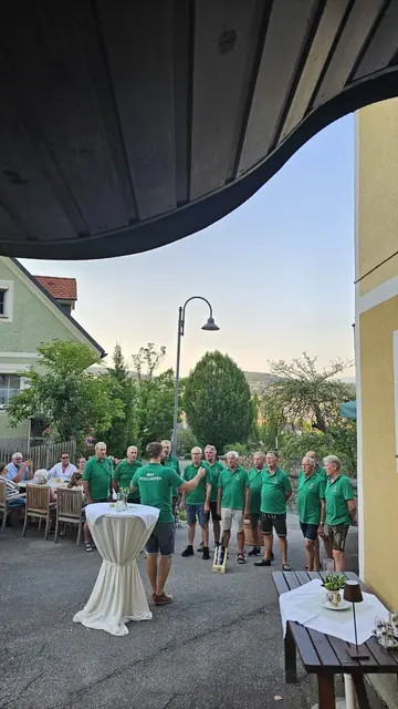 Der Männergesangsverein bot Musikalisches dar. | Foto: Rössl