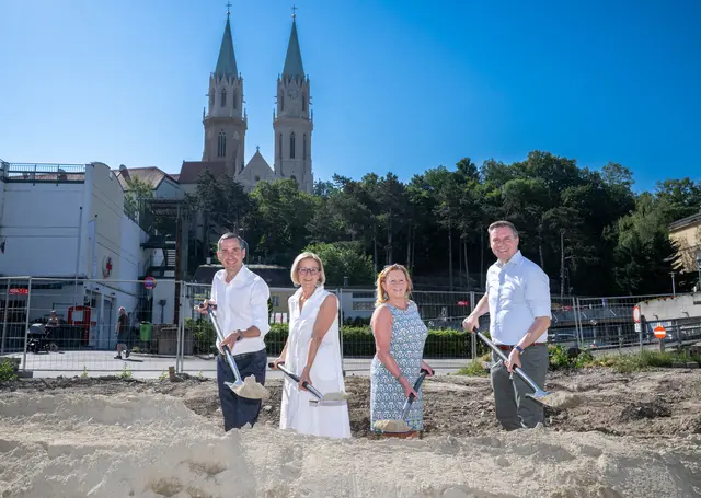 Beim Spatenstich für den neuen Landeskindergarten in Klosterneuburg (v.l.n.r.): LGA-Vorstand Bernhard Kadlec, Landeshauptfrau Johanna Mikl-Leitner, Vizebürgermeisterin Maria Theresia Eder und Bürgermeister Christoph Kaufmann. | Foto: NLK Khittl