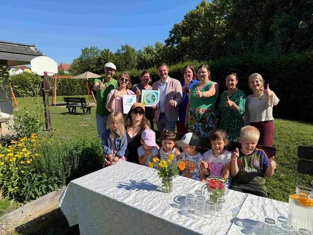 v.l.n.r.: Norbert Rainer (Geschäftsführer Klimabündnis OÖ), Marlene Zach (Pädagogin), Ingrid Wegmaier (Kindergartenleiterin), Bürgermeister Christian Penn, Karin Pfabl (Stadträtin und Kindergartenreferentin), 3 Mütter vom Elternverein (Julia Kriechbaum, Maria Hoflehner, Jacqueline Rabeder), sitzend: Sabine Mach (Pädagogin) | Foto: Stadtgemeinde Eferding