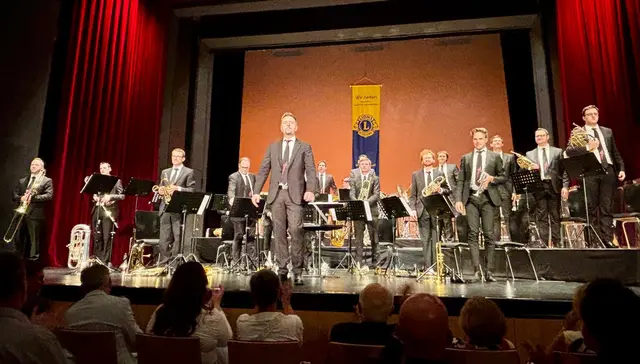 Der Lions Club Wels Pollheim bot den vielen Zuschauern mit der Vienna Brass Connection ein großes Musikerlebnis im Welser Stadttheater. | Foto: Grillmair
