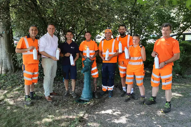 Bürgermeister Christoph Kaufmann überreichte persönlich ein paar Exemplare der neuen Trinkflaschen im Dachmarken-Design der Stadt und mit 750 ml Füllmenge an die Stadtgärtner, die diese während einer Pause im Schatten der Bäume in der Leopoldstraße entgegennahmen. | Foto: Stadtgemeinde Klosterneuburg/Lutz