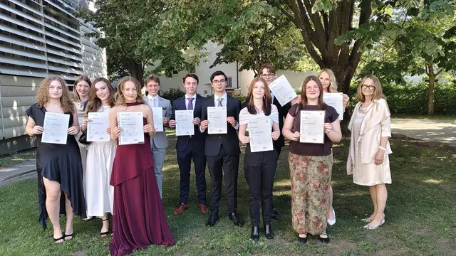 Zwölf Maturantinnen und Maturanten des BG/BRG Tulln bestanden erfolgreich die international anerkannte Cambridge-English-Advanced-Prüfung auf dem Sprachniveau C1. Darüber freute sich auch Englischprofessorin und Klassenvorständin Mag. Martina Spielauer. | Foto: BG/BRG Tulln