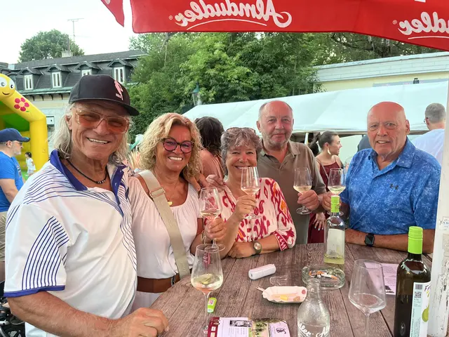 Andreas und Susi Bernscherer, Dagmar Huber, Rudolf Smejkal, Wilfried Stach sind Ur-Gablitzer und besuchen den Feuerwehrheurigen jährlich