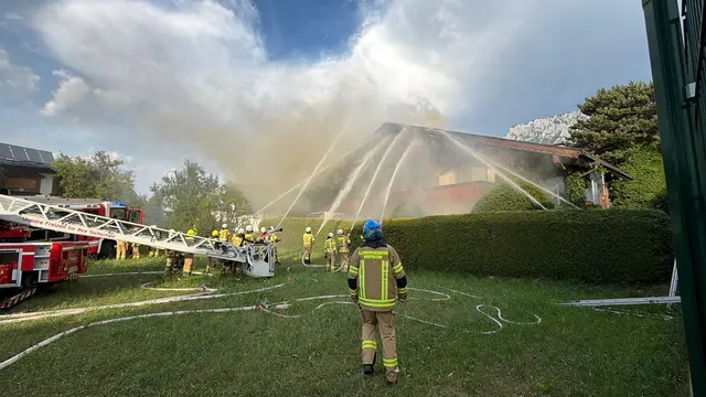 Zwei Großbrände innerhalb weniger Stunden forderten die Einsatzkräfte in Tirol: In Ebbs (Foto) wurde ein Mehrparteienhaus schwer beschädigt, in Grinzens stand ein Wirtschaftsgebäude eines Bauernhofs in Vollbrand. | Foto: zoom.tirol