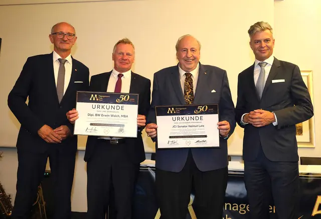 Landeshauptmann Anton Mattle und Thomas Arnoldner, Präsident des Management Club und Deputy CEO der A1 Group, ehrten Helmut Lutz und Erwin Walch. | Foto: Andrea Frischauf / Management Club Tirol