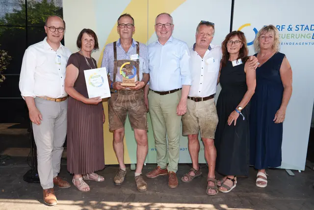 Schwarzau im Gebirge: Präs. Johannes Pressl, Obfrau Maria Forstner, Dorfheld Karl Schiefer-Graser, LH-Stv. Stephan Pernkopf, Bgm. Peter Lepkowicz, Olga Lepkowicz, Renate Schiefer | Foto: Josef Bollwein
