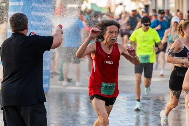 Auch wenn ich da etwas erschöpft dreinschaue - die Dusche am Hauptplatz war ein Genuß! | Foto: Rainer Mirau