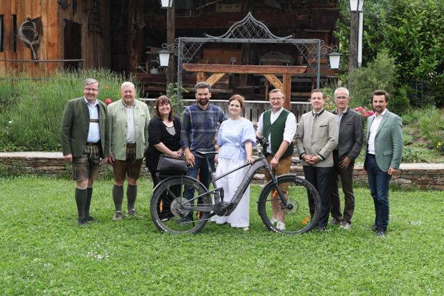 Hochkarätige Runde am Lässerhof in Stattegg: LK-Präsident Andreas Steinegger, Bezirksjägermeister Harald Schönbacher, Kammerobmann-Stellvertreterin Franziska Zachenegger, Mountainbike-Koordinator Markus Pekoll, Geschäftsführerin der Erlebnisregion Graz Susanne Haubenhofer, BB-Bezirksobmann LAbg. Johannes Wieser, Stadtjägermeister Stephan Bertuch, Kammerobmann Manfred Kohlfürst und BB-Direktor Bernd Brodtrager (v.l.) | Foto: Nina Marchel