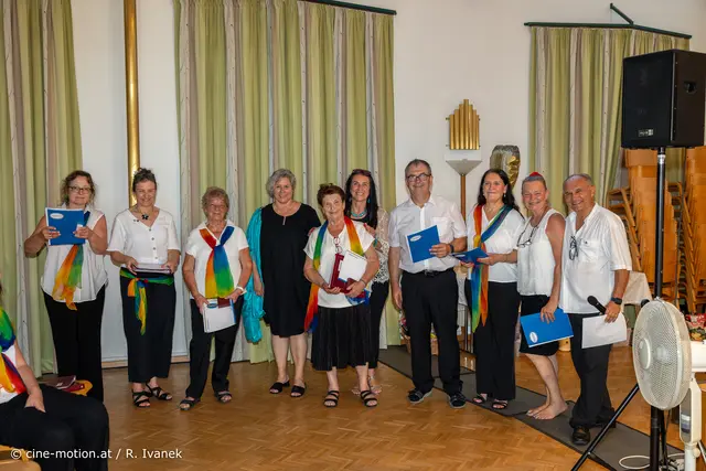 Goldauszeichnungen mit Rosa Seeböck (5te von links), die die Ehrennadel Silber - CHNÖ für 50 Jahre singen erhielt. | Foto: cine-motion.at / R. Ivanek