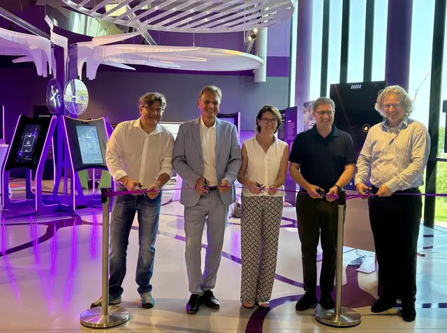 Der Welser Bürgermeister Andreas Rabl, Vizebürgermeister Klaus Schinninger, Aufsichtsratsvorsitzende des Welios Science Center Wels Karin Hummer, Geschäftsführer des Welios Michael Holl und Axel Hüttinger (Geschäftsführer von Hüttinger Interactive Exhibitions Nürnberg) präsentieren stolz die neue Ausstellung BrainGymAI im Welios Science Center Wels. | Foto: MeinBezirk