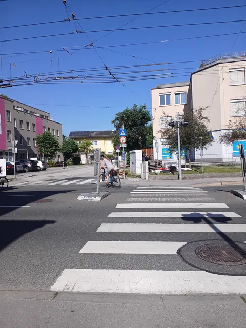 Kreuzung bei der Post in Maxglan: Der bestehende Schutzweg an der Maxglaner Hauptstraße wird nach dem St. Pöltner Modell erweitert. | Foto: Stadt Salzburg