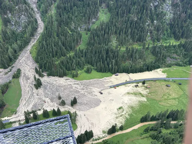 Nach den Starkregenfällen am Sonntag gingen drei Muren auf die private Kaunertaler Gletscherstraße im Gemeindegebiet von Kaunertal ab. | Foto: Bernhard Raich