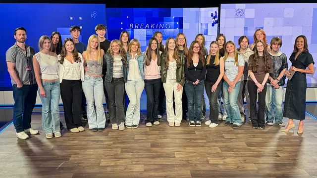 Journalismus hautnah: Die Schüler der 6C des BORG Mistelbach gestalten gemeinsam mit der „Breaking Media“-Redaktion die Spezialausgabe „Breaking Media .LAB“.  | Foto: Puls4