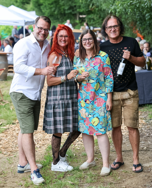 von links: Manuel Groborsch (Weingut Kogler), Gabriele Sudy (lenzbauer.wine), Gabriele Kogler (Weingut Kogler), Walter Unterweger (lenzbauer.wine). | Foto: Christian Winkler und lenzbauer