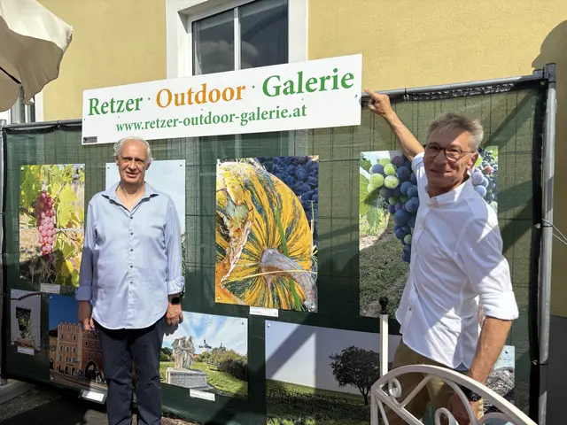 Rudolf Preyer und Michael Mazelle eröffneten die neue Freiluft-Galerie in der Znaimerstraße. | Foto: Alexandra Goll