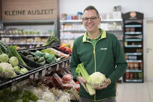Werner Trinkl in seinem Bad Zeller Adeg-Markt. | Foto: Rewe Großhandel GmbH/Leonardo Ramirez Photography